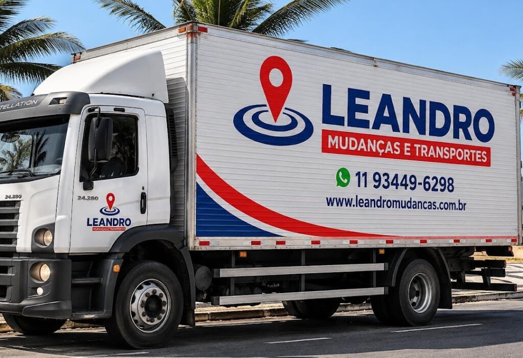 Caminhão baú da Leandro Mudanças e Transportes estacionado, ilustrando a importância de conferir a largura de portas antes do transporte de móveis.