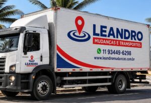 Caminhão baú da Leandro Mudanças e Transportes estacionado, ilustrando a importância de conferir a largura de portas antes do transporte de móveis.