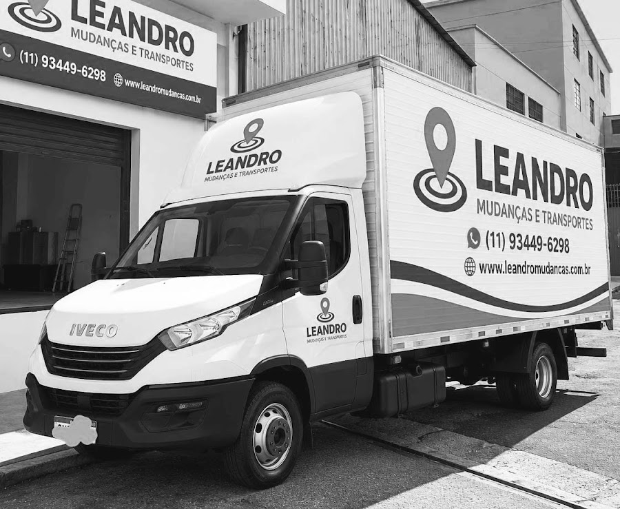 Caminhão baú Iveco da Leandro Mudanças e Transportes estacionado em frente à empresa, ilustrando o que conferir na garagem antes de contratar a mudança.