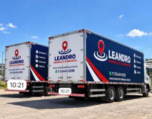 Dois caminhões baú da Leandro Mudanças e Transportes estacionados, ilustrando a importância do vídeo de vistoria para planejar o transporte da mudança.