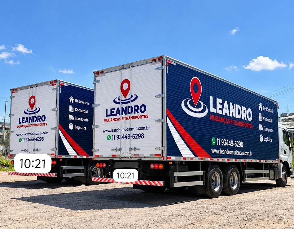 Dois caminhões baú da Leandro Mudanças e Transportes estacionados, ilustrando a importância do vídeo de vistoria para planejar o transporte da mudança.